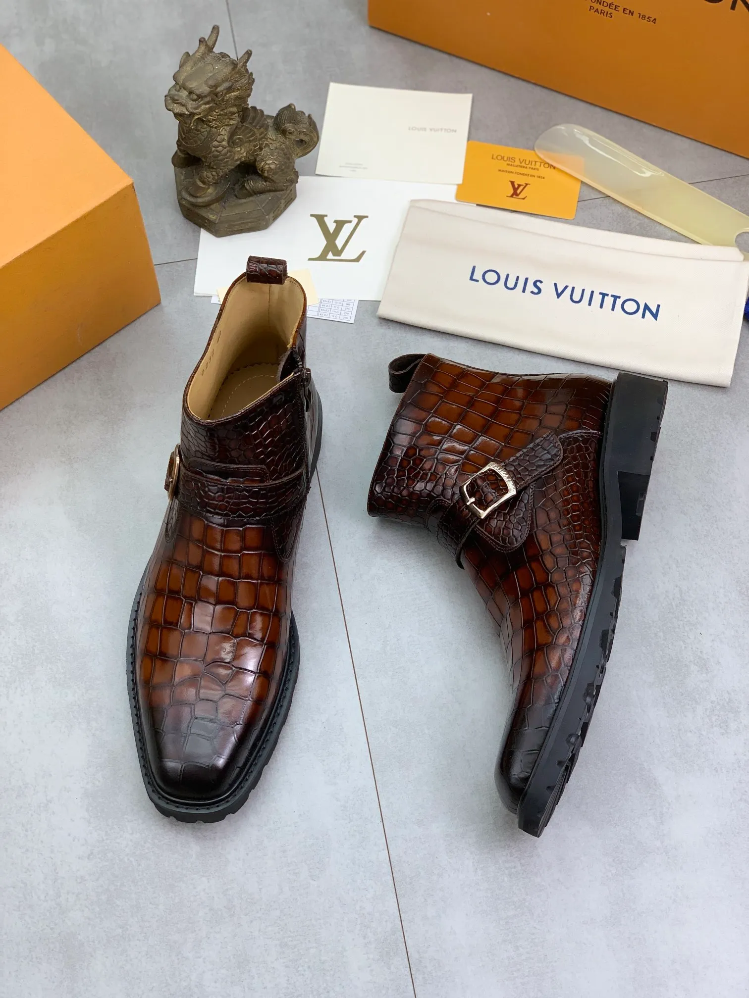 Men's shoes 💰P640 💰【New】🆘Water-dyed cow lining LV Louis Vuitton business high-top leather shoes, made of original imported Italian 🇮🇹 open-edge bead-rubbed open-edge bead cowhide, full cowhide lining, carefully handmade by professional shoemakers, the original version is specially designed for wear-resistant outsole. Standard code: 38-45 3⃣️color🉑️select
